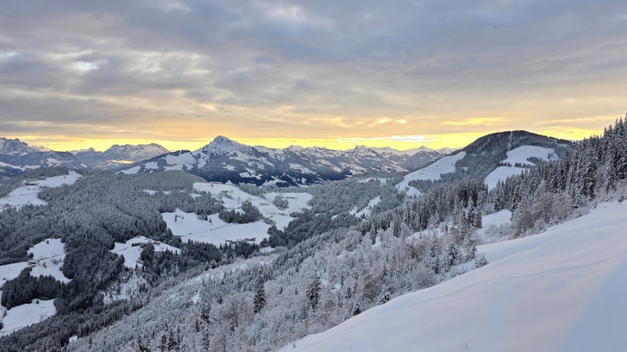 Winterwandelen over besneeuwde bergpaden.
